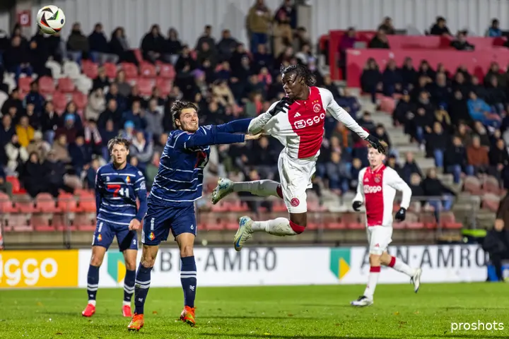 Don-Angelo Konadu torent boven iedereen uit en kopt zijn eerste competitietreffer binnen.