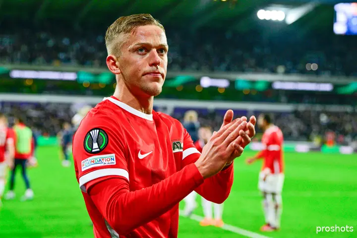 Jesper Karlsson speelde tussen 2020 en 2023 bij AZ en staat momenteel onder contract bij Bologna.