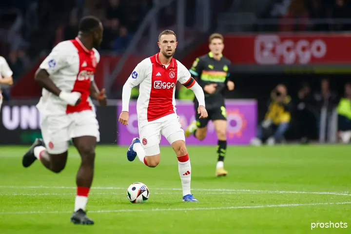Jordan Henderson nam Ajax andermaal op sleeptouw.