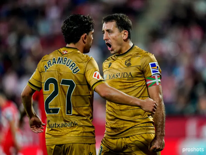 <b><i>Mikel Oyarzabal juicht na een goal van Real Sociedad op bezoek bij Girona.</i></b>