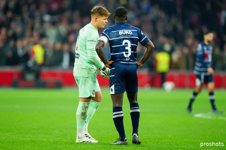 Telstar-spelers Koeman jr. en Apau balen van de nederlaag tegen Ajax.