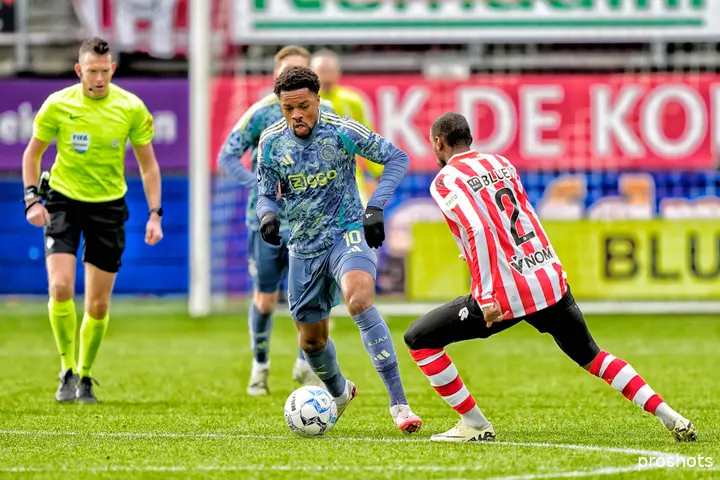 Het spel van Chuba Akpom tegen Sparta kon Pierre van Hooijdonk absoluut niet bekoren.