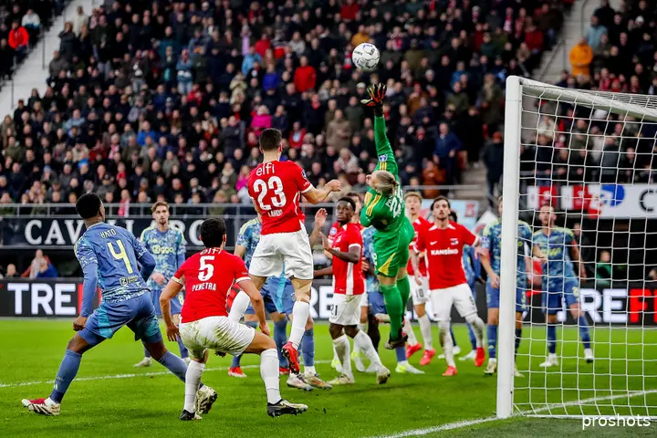 Remko Pasveer ging voorafgaand aan de 2-0 onder de bal door.&nbsp;