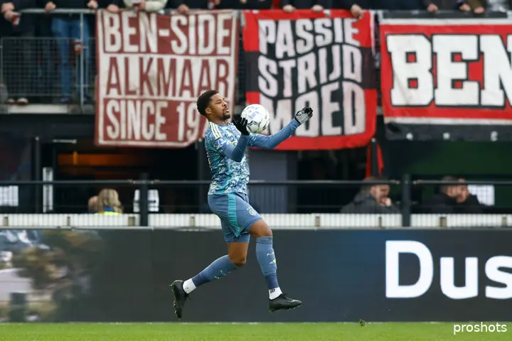 Kenneth Perez heeft zich tijdens AZ - Ajax vooral gestoord aan de houding waarmee Chuba Akpom over het veld liep.
