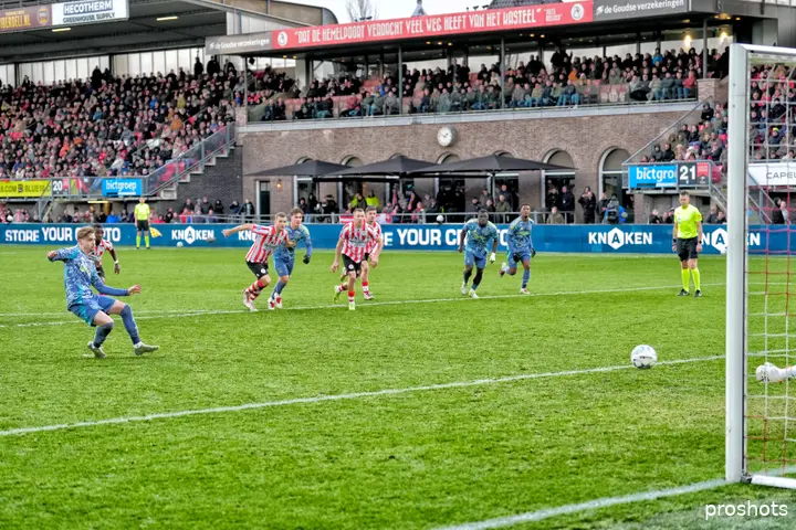 Kenneth Taylor brak in Rotterdam-West de wedstrijd open met een rake strafschop.