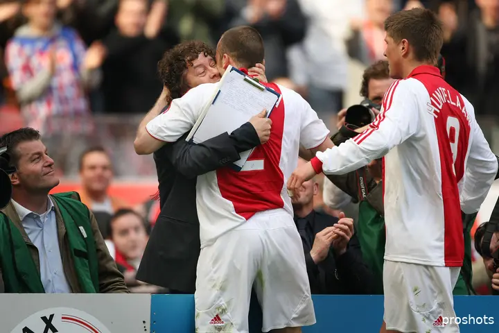 David Endt als teammanager van Ajax in interactie met John Heitinga en Klaas-Jan Huntelaar.