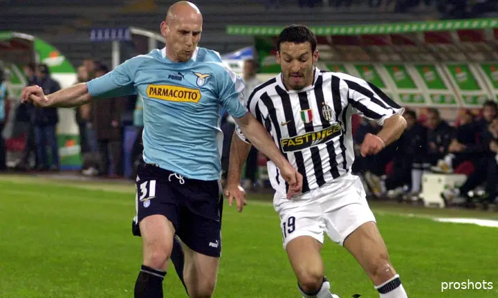 Jaap Stam duelleert namens Lazio met Juventus-speler Gianluca Zambrotta.