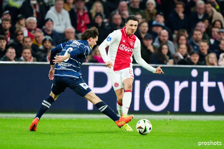 Francesco Farioli sprak op zijn persconferentie op vrijdag positief over Steven Berghuis, die volgens de trainer goede stappen zet na zijn rentree.