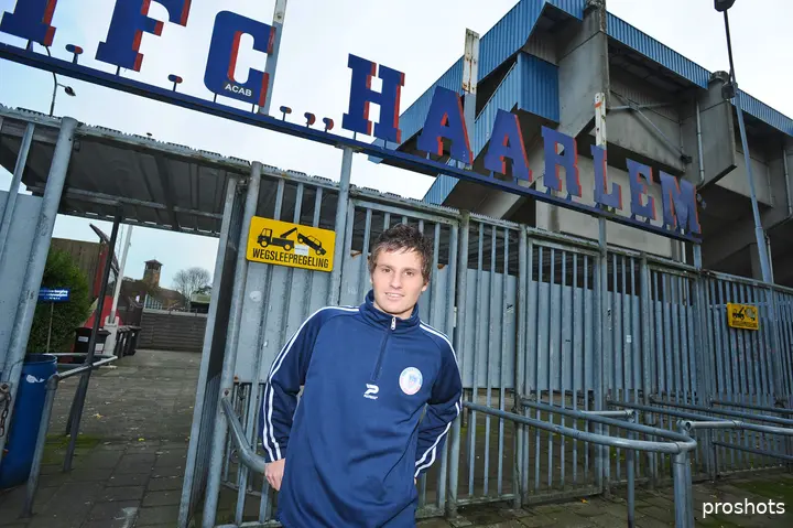 Overtoom voor het stadion van HFC Haarlem. Vlak na zijn vertrek bij de club ging de Haarlemse club failliet.