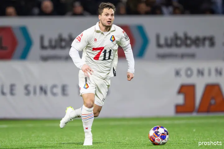 Tom Overtoom in actie voor zijn huidige club Telstar.