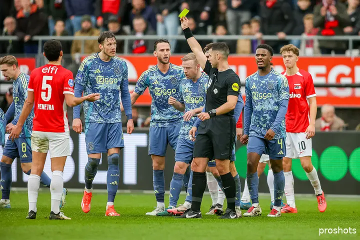 Wout Weghorst was één van de Ajacieden die zijn frustratie niet voor zich kon houden. De Spits kreeg geel na een schop.