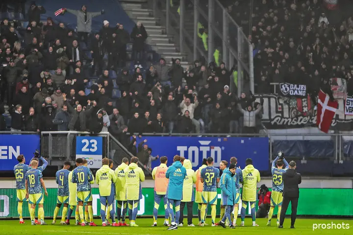 Ajax won in Heerenveen met 0-2 en staat nog maar een punt achter op koploper PSV/