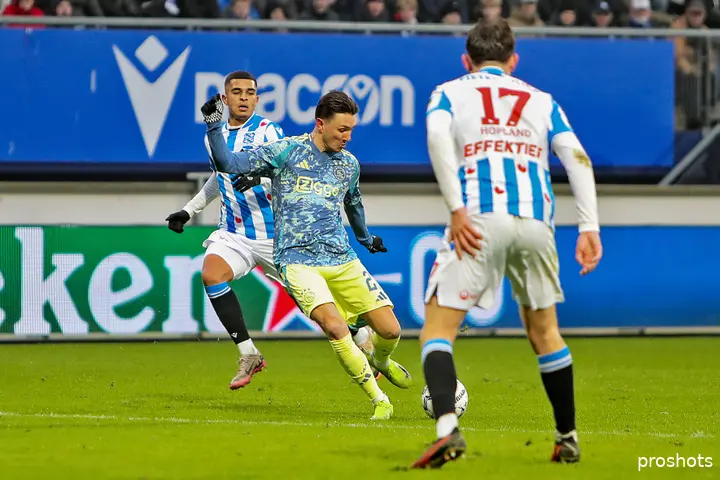 Steven Berghuis was belangrijk met een goed getrapte corner waar de 0-2 uit viel.