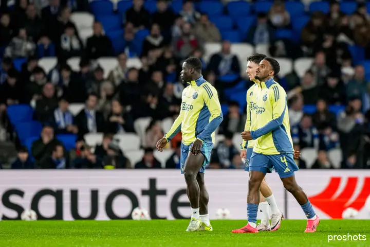 Hato en Brobbey moeten oppassen voor een gele kaart tegen Heerenveen. Bij een berisping missen zij De Klassieker van 2 februari.