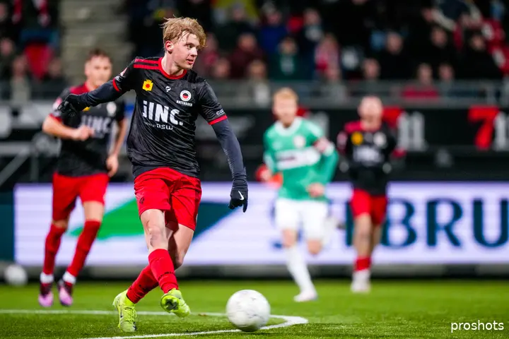 Hatenboer in actie namens Excelsior in de Keuken Kampioen Divisie.