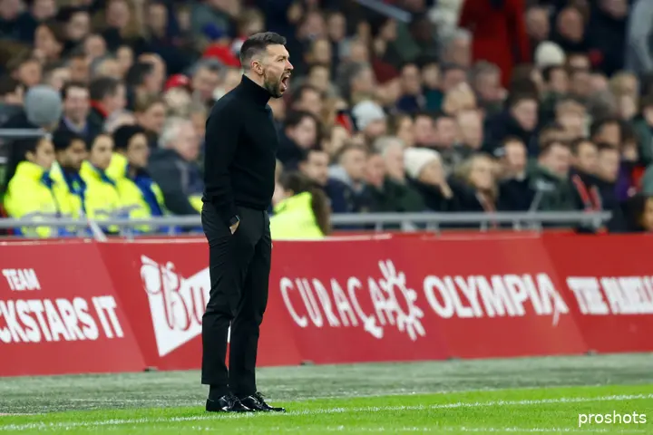 Francesco Farioli oogde zeer ontevreden na een counter van Ajax in de 32e minuut, waarbij Mika Godts in zijn ogen te veel balcontacten nodig had.