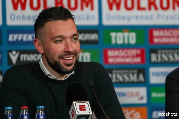 Francesco Farioli lacht alle transfergeruchten weg op zijn persconferentie vrijdag.
