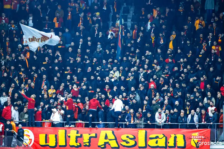 Supporters van Galatasaray tijdens het uitduel met AZ dit seizoen in de Europa League.
