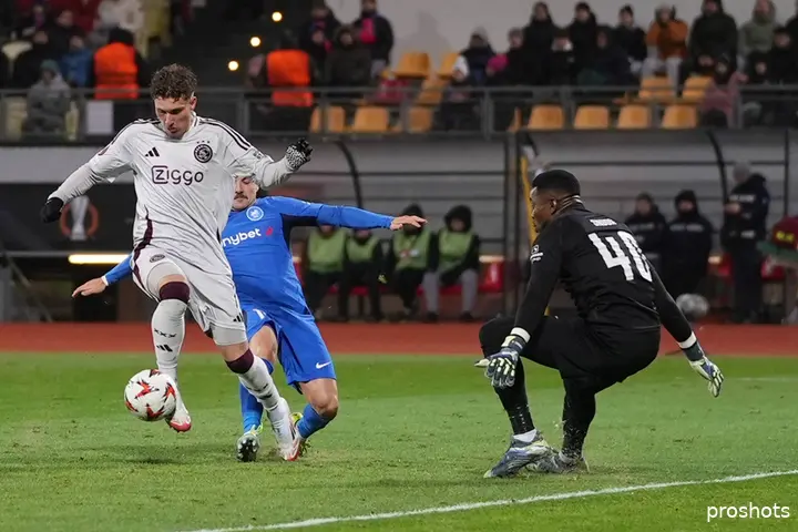 Freek Jansen vindt dat Ajax niet met enkel Mika Godts als linksbuiten het seizoen kan uitspelen.