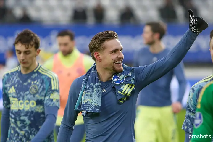 Kenneth Taylor leek op aangeven van Anton Gaaei te scoren maar helaas voor Ajax stond de Deen net aan buitenspel.
