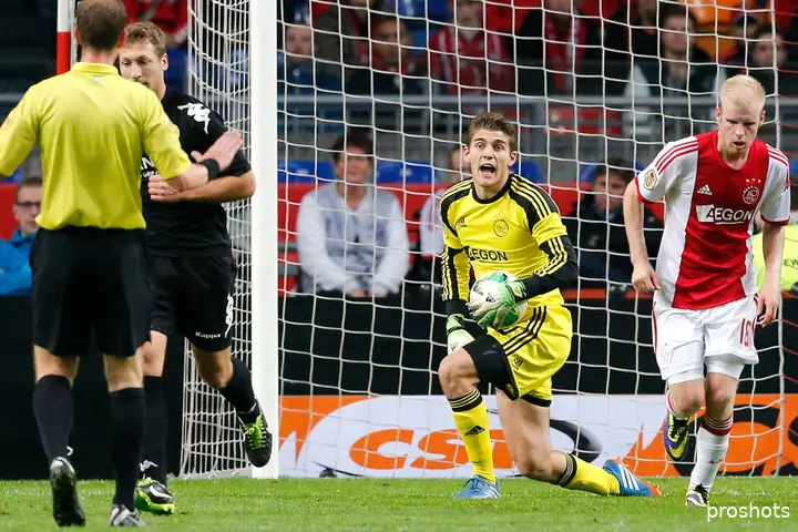 Mickey van der Hart stond eerder onder de lat bij Ajax.&nbsp;
