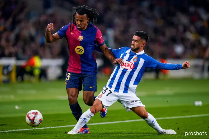 Naci Ünüvar als speler van Espanyol in actie tegen FC Barcelona.