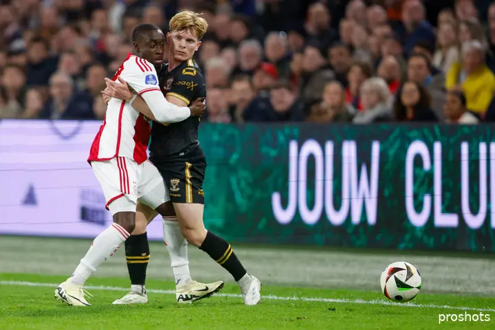 Oliver&nbsp;Edvardsen en Carlos Forbs vliegen elkaar in de armen tijdens Ajax - Go Ahead Eagles in het vorige seizoen.