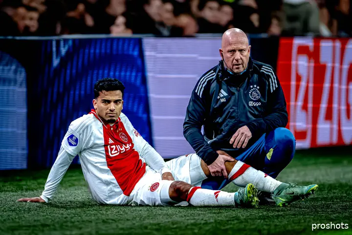 De blessure van Owen Wijndal lijkt mee te vallen. De linksback lijkt enkel een zware kneuzing te hebben overgehouden aan zijn knie.