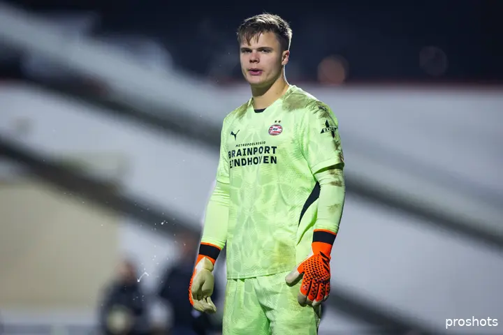 Roy Steur maakte in 2021 de overstap van de jeugdopleiding van Ajax naar die van Leverkusen en is inmiddels al een tijdje keeper van Jong PSV.