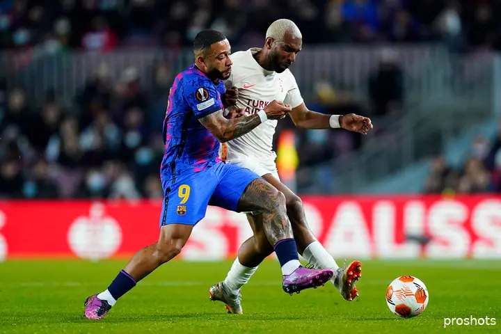 Ryan Babel namens Galatasaray in duel met toenmalig FC Barcelona-aanvaller Memphis Depay.