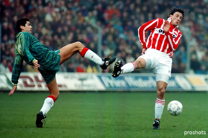 Silooy in het bekende groen/gele uitshirt van Ajax, met de wit/rode-sokken.