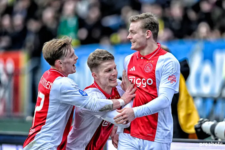 Christian Rasmussen wordt bejubeld na zijn eerst goal in Ajax 1.