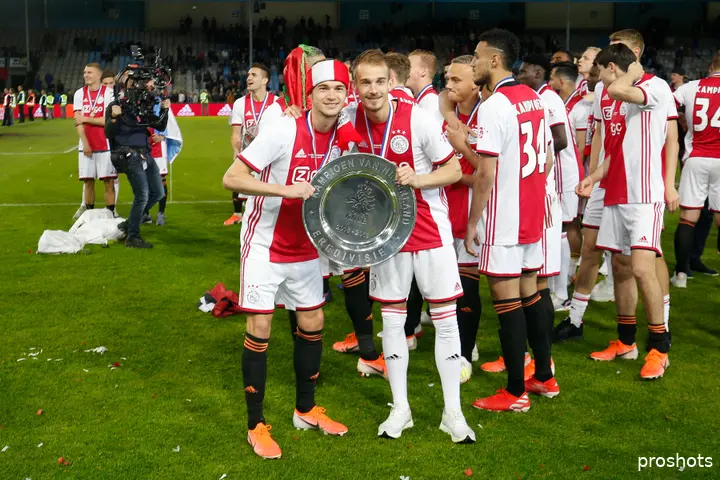 Daley Sinkgraven viert in 2019 het kampioenschap met Ajax. Naast hem: Vaclav Cerny.
