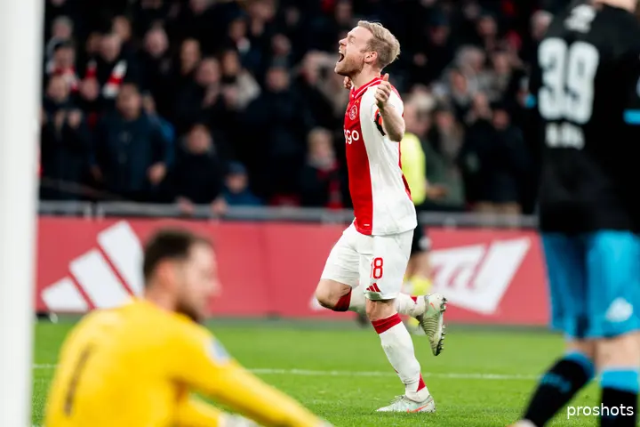 Klaassen juicht na het scoren van zijn honderdste doelpunt namens Ajax.&nbsp;