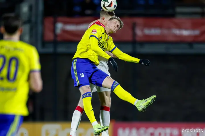 Dies Janse gaat een kopduel aan met Tony Rolke van SC Cambuur. 'Bij Ajax 1 worstelde ik wat met mijn kopduels. Wanneer maak ik contact? Wanneer juist niet? En wanneer stap ik weg? Dat kon ik nu oppakken.'