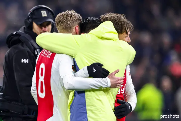 Kenneth Taylor krijgt na afloop van het duel een dikke knuffel van Steven Berghuis. Mika Godts knuffelt ook mee.