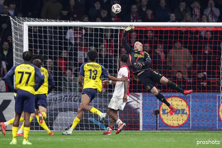 Union Saint-Gilloise-trainer Sébastien Pocognoli kon zich totaal niet vinden in de beslissing van scheidsrechter Chris Kavanagh om Union geen penalty te geven na de 'overtreding' van Remko Pasveer op Kevin Rodriguez.