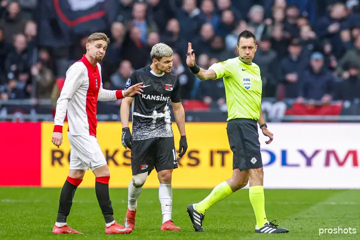 Dennis Higler liet na om AZ-speler&nbsp;Kristijan Belić na een onbesuisde tackle rood te geven.