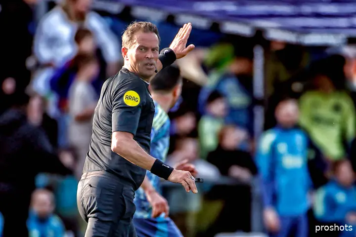 Bas Nijhuis moet zondag het duel tussen FC Utrecht en Ajax in goede banen gaan leiden.