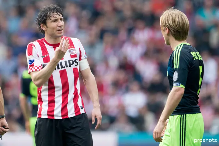 In 2013 nam Mark van Bommel het als speler van PSV nog op tegen Ajax. De andere speler in beeld: Christian Poulsen.