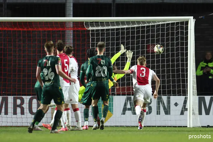 Jong Ajax kwam vlak voor rust op achterstand door een mooie vrijetrap van&nbsp;Alaa Bakir