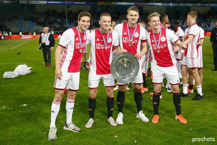Van links naar rechts: Carel Eiting, Dani de Wit, Matthijs de Ligt en Frenkie de Jong. De Wit, De Ligt en De Jong zijn momenteel actief in een van de grote vijf competities