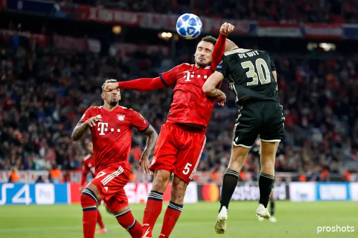 Dani de Wit tijdens het Champions League-duel tussen Bayern München en Ajax in het seizoen 2018/19. De middenvelder kwam als invaller binnen de lijn en vecht hier een kopduel uit met Mats Hummels.