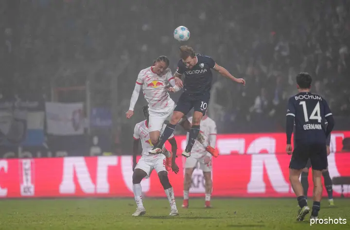 Dani de Wit vecht een kopduel uit met Xavi Simons van RB Leipzig. De Wit speelde het gehele duel, dat in een 3-3 gelijkspel eindigde.