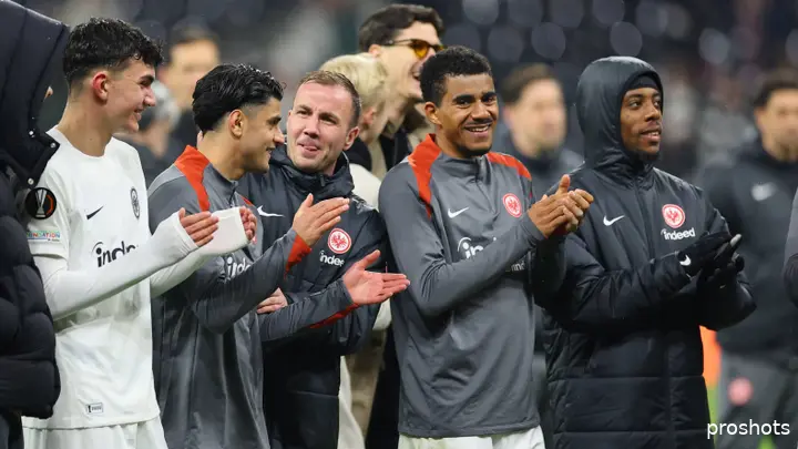 Bij Eintracht Frankfurt genieten ze volop na van de ruime zege op Ajax.