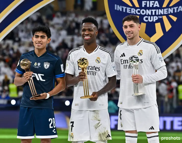 Elias Montiel van CF Pachuca met Vinicus Junior en Federico Valverde van Real Madrid. Op het laatste WK voor clubs in december verloor CF Pachuca de finale van de Madrilenen (3-0).