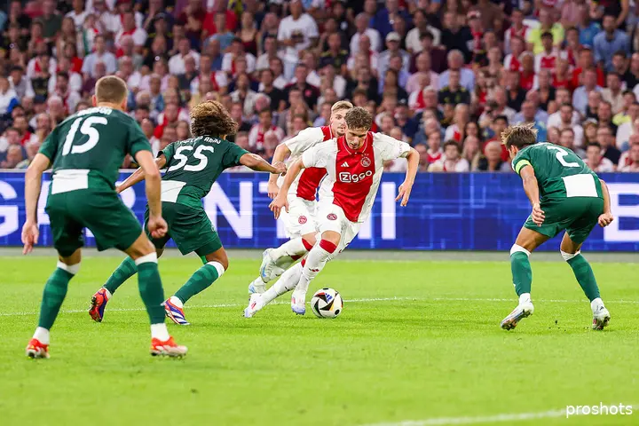 Georgios Vagiannidis - met rugnummer 2 - in actie tegen Ajax in de voorrondes van de Europa League.