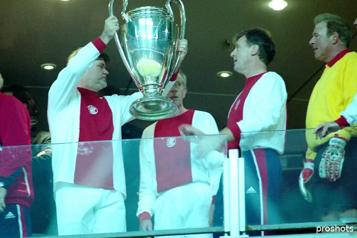 Ruud Krol en Heinz Stuy met de Europa Cup 1. Ook op de foto: Barry Huslhoff en Gerrie Mühren.