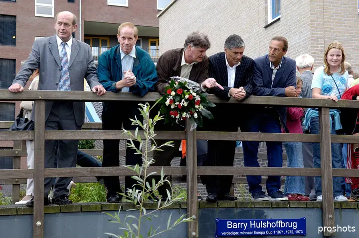 In&nbsp;2005 onthullen&nbsp;Horst Blankenburg, Gerrie Mühren, Barry Hulshoff, Sjaak Swart en Johan Neeskens hun brug in Park De Meer. Hier staan de Ajax-legendes op de 'Barry Hulshoffbrug'.