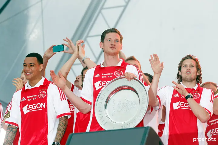 Jan Vertonghen viert de landstitel met Ajax.
